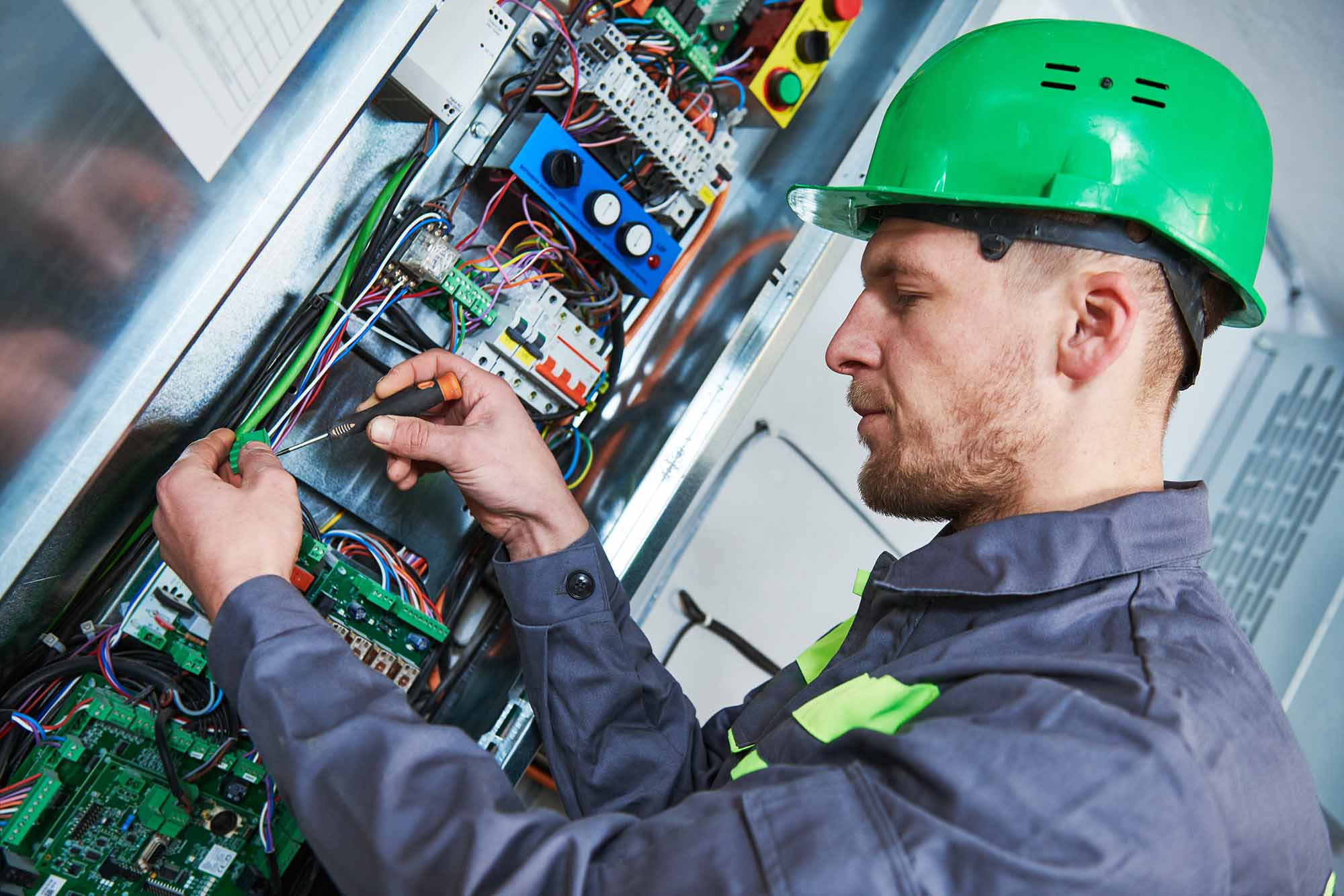 Aufzugwartung an der Elektrik